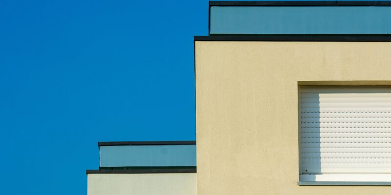 Dlaczego część nowoczesnych elewacji szybciej się brudzi mimo zastosowania lepszych materiałów?