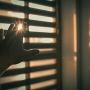 Dlaczego inteligentne rolety reagują z opóźnieniem mimo stabilnego internetu?