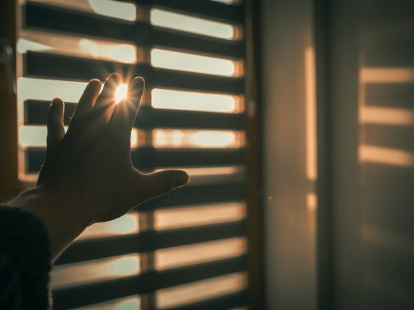Dlaczego inteligentne rolety reagują z opóźnieniem mimo stabilnego internetu?