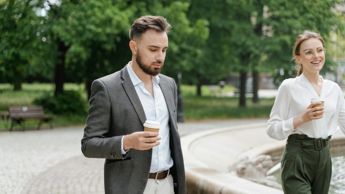 Dlaczego część osób lepiej myśli podczas spaceru niż przy biurku?