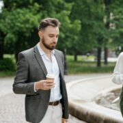 Dlaczego część osób lepiej myśli podczas spaceru niż przy biurku?