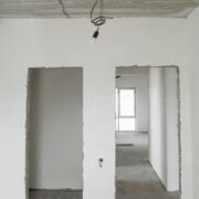 Dlaczego ściany działowe zaczynają pękać przy suficie mimo braku problemów z fundamentami?