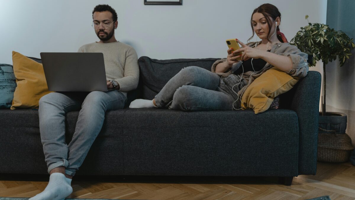 Skąd bierze się poczucie ciągłego braku czasu mimo korzystania z technologii ułatwiających życie?