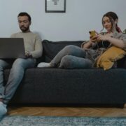 Skąd bierze się poczucie ciągłego braku czasu mimo korzystania z technologii ułatwiających życie?