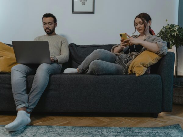 Skąd bierze się poczucie ciągłego braku czasu mimo korzystania z technologii ułatwiających życie?