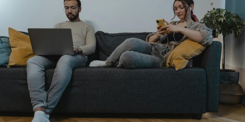 Skąd bierze się poczucie ciągłego braku czasu mimo korzystania z technologii ułatwiających życie?